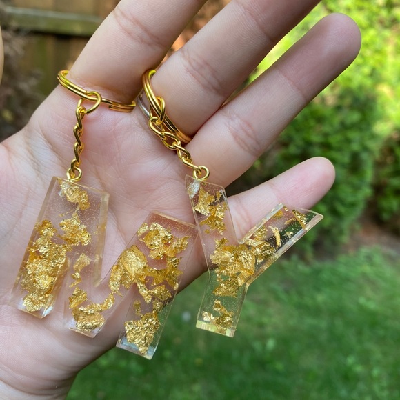 Resin initial keychains - Picture 3 of 4